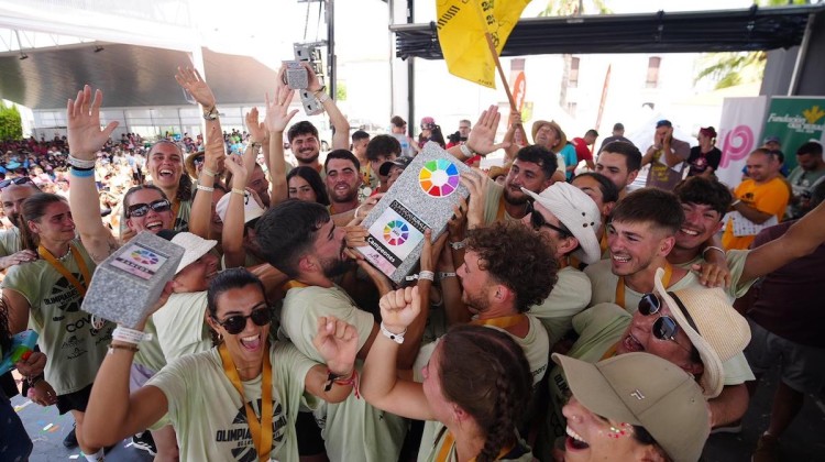 El equipo celebrando la victoria