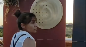 Ana Isabel López durante el montaje de la escenografía de 'Sentir Flamenco'