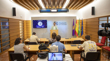 Félix Romero presentando las ayudas
