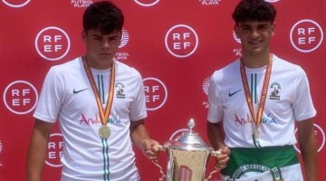 Álvaro Arévalo y Asier Caballero con el trofeo