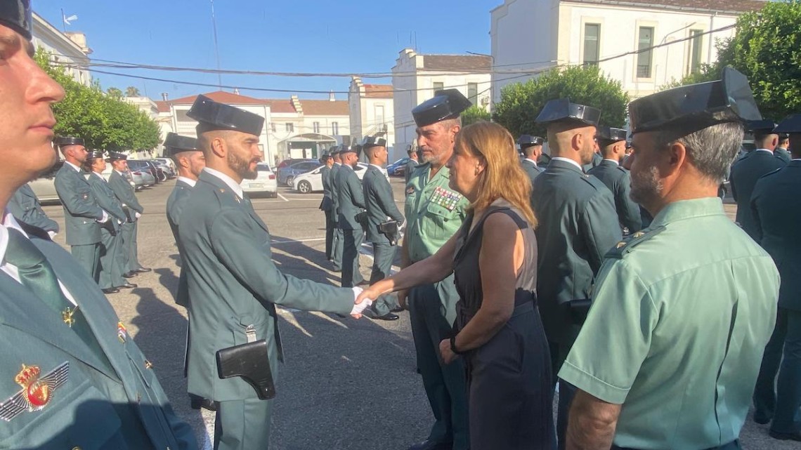La subdelegada del Gobierno con los guardias civiles en prácticas