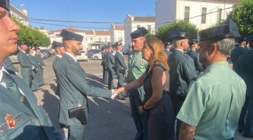 La subdelegada del Gobierno con los guardias civiles en prácticas