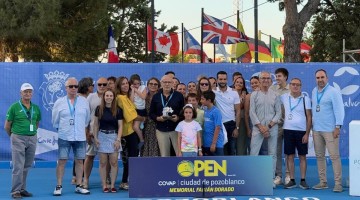 Marcos García arropado por su familia y por la organización del torneo durante su homenaje