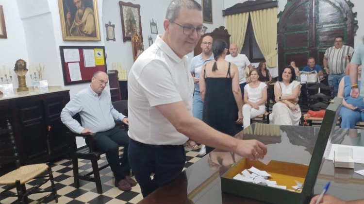 Pedro Jesús García Dorado durante la votación en la que fue elegido hermano mayor