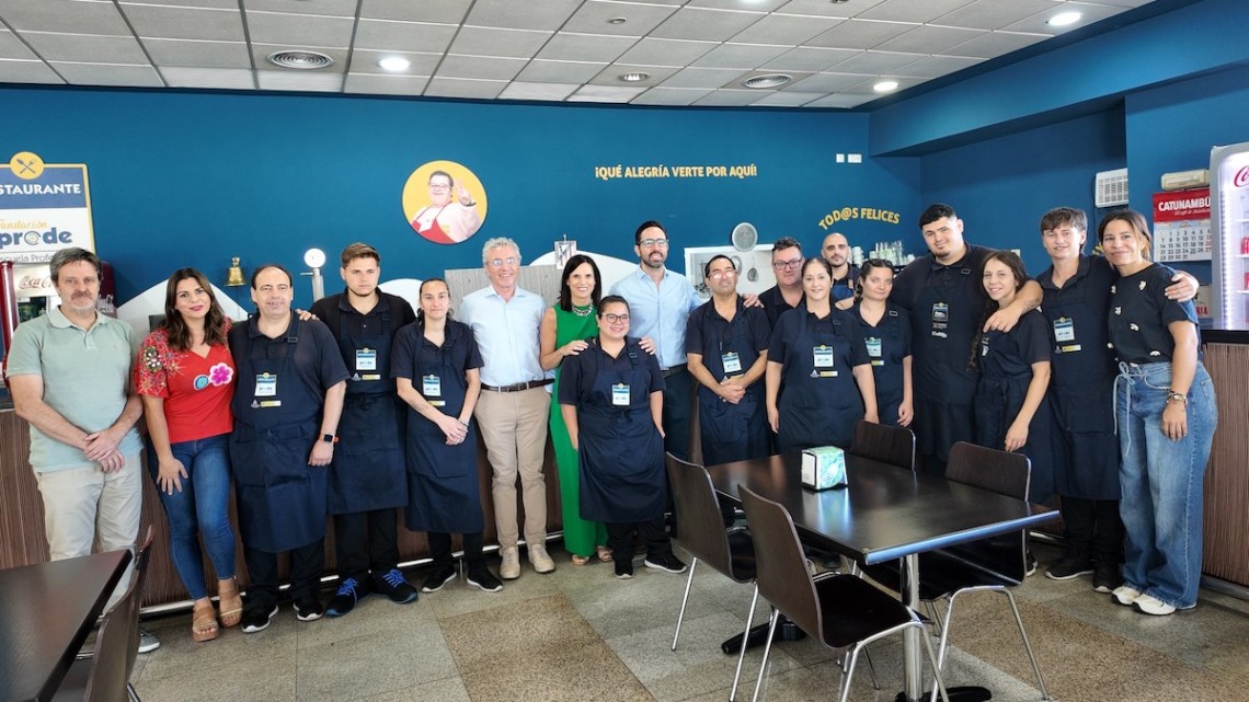 Foto de grupo con la delegada de Empleo, Mª Dolores Gálvez, responsables de PRODE y participantes en el programa de Empleo y Formación.