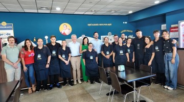 Foto de grupo con la delegada de Empleo, Mª Dolores Gálvez, responsables de PRODE y participantes en el programa de Empleo y Formación.