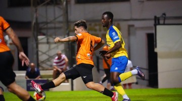 David García conduce el balón en un partido de pretemporada del Pozoblanco