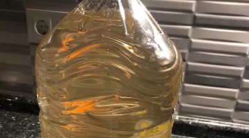 Garrafa de agua recogida durante este verano en una localidad de Los Pedroches