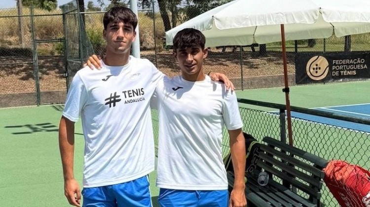 Alejandro López junto a su compañero de dobles