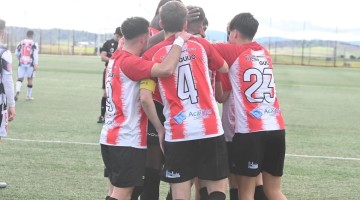 El equipo celebrando un gol