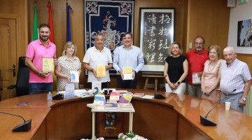 Raúl Ramírez durante la entrega de libros