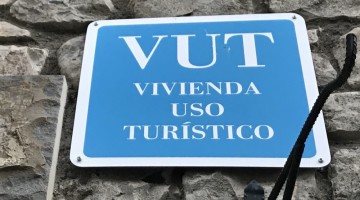 Cartel que indica la presencia de viviendas de uso turístico