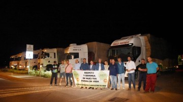 Algunos de los camiones con material para ayudar a los ganaderos extremeños afectados por los incendios