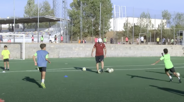 Daniel Cabrera dirigiendo al equipo alevín durante un entrenamiento
