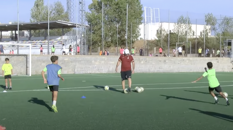 Daniel Cabrera dirigiendo al equipo alevín durante un entrenamiento
