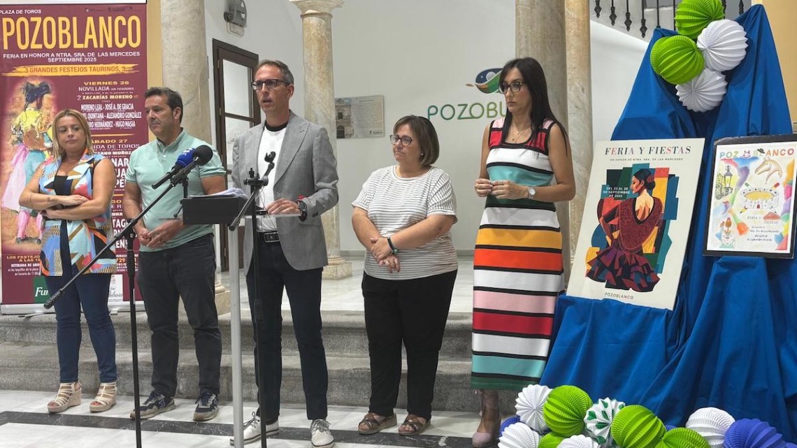 Parte del equipo de gobierno durante la rueda de prensa ofrecida en el Ayuntamiento de la localidad