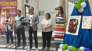 Parte del equipo de gobierno durante la rueda de prensa ofrecida en el Ayuntamiento de la localidad