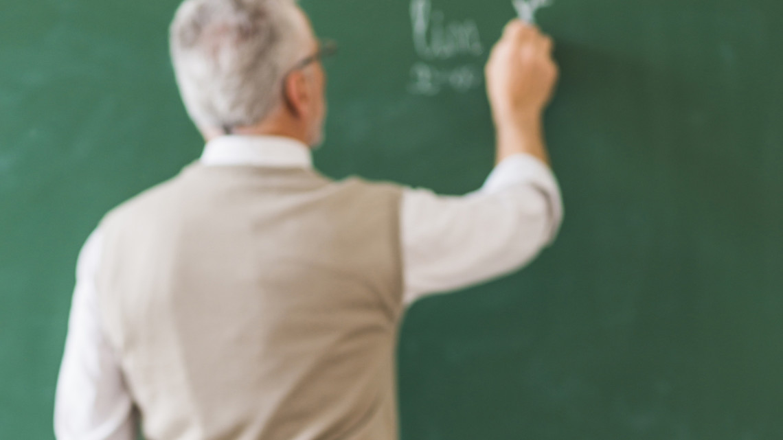 Profesor en la pizarra