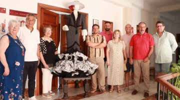 Francisco Tamaral junto al traje de flamenca donado