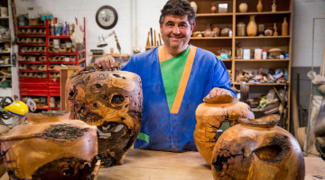El artesano Santiago Valverde en su taller