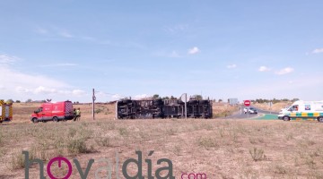 Un camión ha volcado en la rotonda