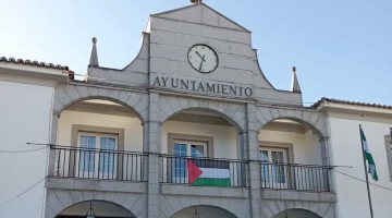 El Ayuntamiento de Hinojosa ha colocado en su fachada la bandera de Palestina. Foto: IU Hinojosa del Duque