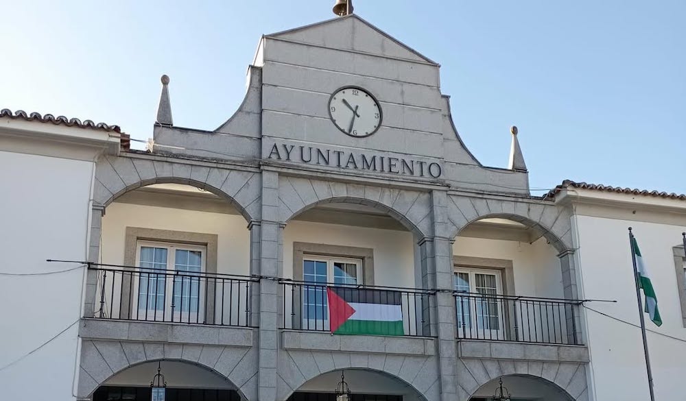 El Ayuntamiento de Hinojosa ha colocado en su fachada la bandera de Palestina. Foto: IU Hinojosa del Duque