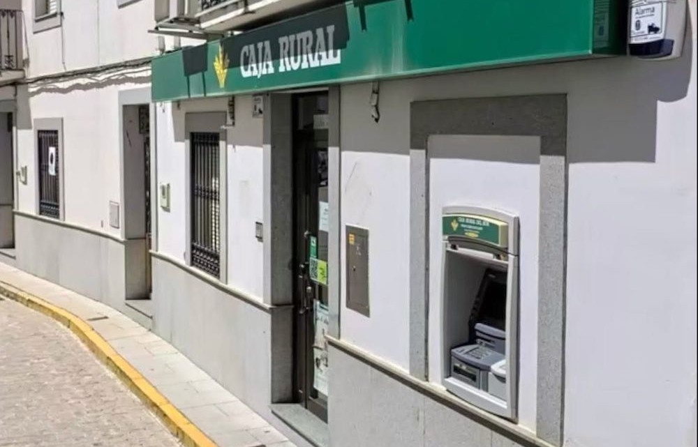 Cajero que está siendo retirado en Villanueva del Duque. Foto: Facebook Miguel Granados