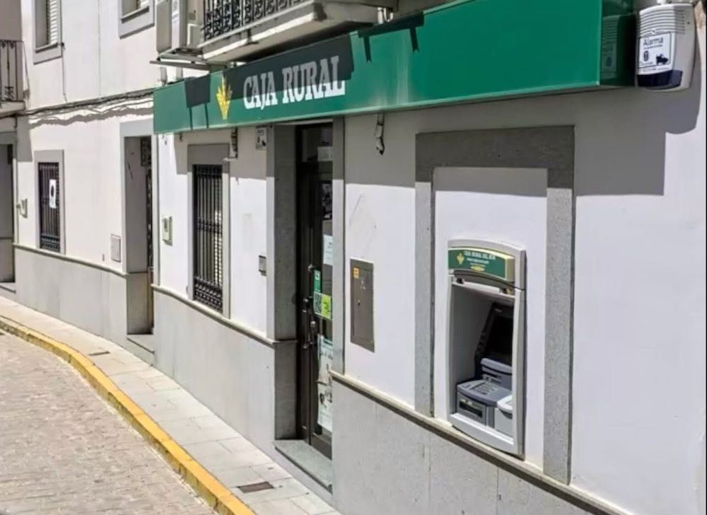 Cajero que está siendo retirado en Villanueva del Duque. Foto: Facebook Miguel Granados