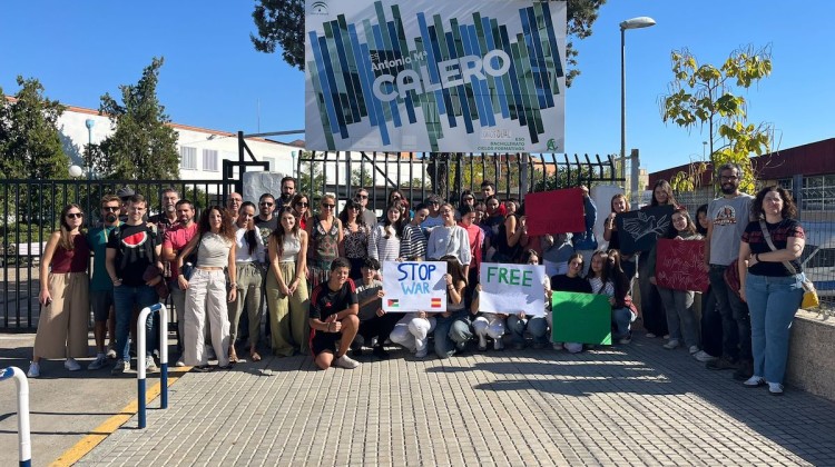 Profesorado y alumnado del IES Antonio María Calero durante la concentración