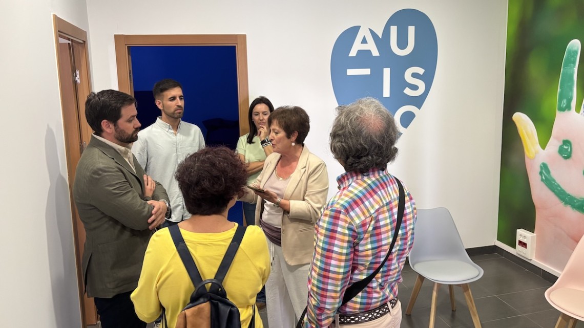 La presidenta de Autismo Córdoba hablando con representantes políticos del Ayuntamiento de Alcaracejos y familiares de personas con TEA