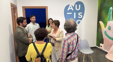 La presidenta de Autismo Córdoba hablando con representantes políticos del Ayuntamiento de Alcaracejos y familiares de personas con TEA