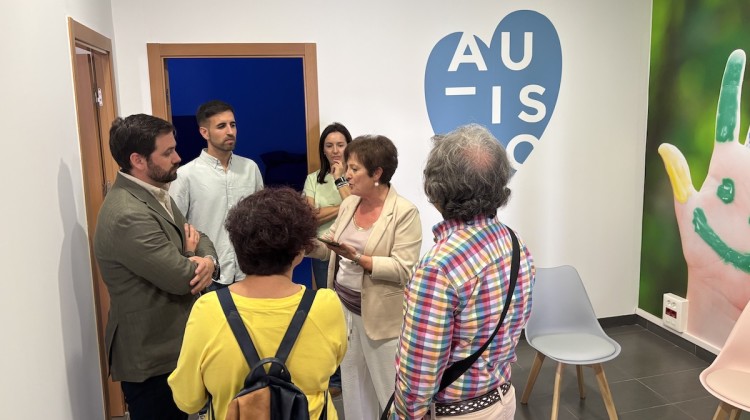 La presidenta de Autismo Córdoba hablando con representantes políticos del Ayuntamiento de Alcaracejos y familiares de personas con TEA