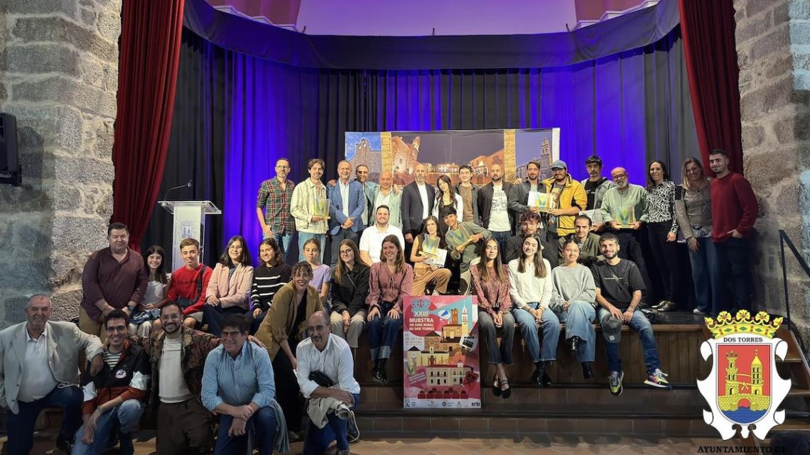 Foto de familia de los participantes en el Maratón de Cine Instantáneo de Dos Torres. Foto: Facebook Ayuntamiento de Dos Torres