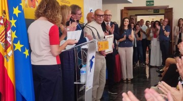 Uno de los familiares recogiendo la declaración de reparación