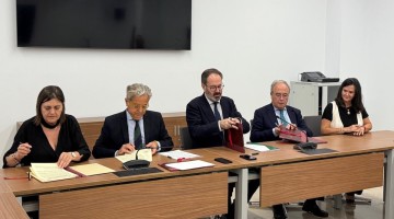 Representantes de las instituciones y entidades durante la firma de la declaración institucional