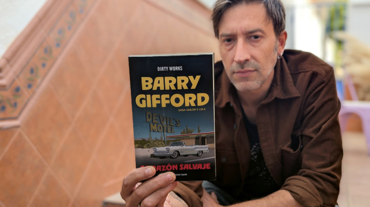 Antonio Jesús Moreno posa con el primero de los libros de la saga