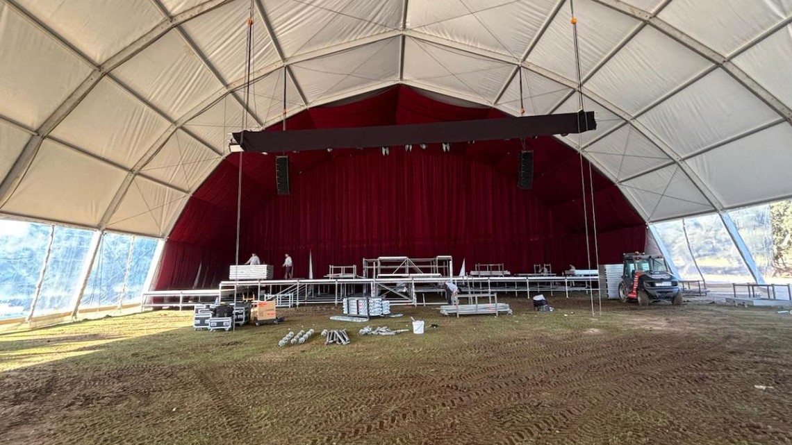 Carpa que se ha instalado para acoger la ceremonia de coronación de la Virgen de Luna