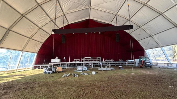 Carpa que se ha instalado para acoger la ceremonia de coronación de la Virgen de Luna