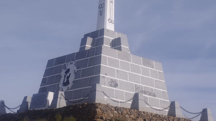 Zona de la Cruz de Unidad que apareció con pintadas el domingo