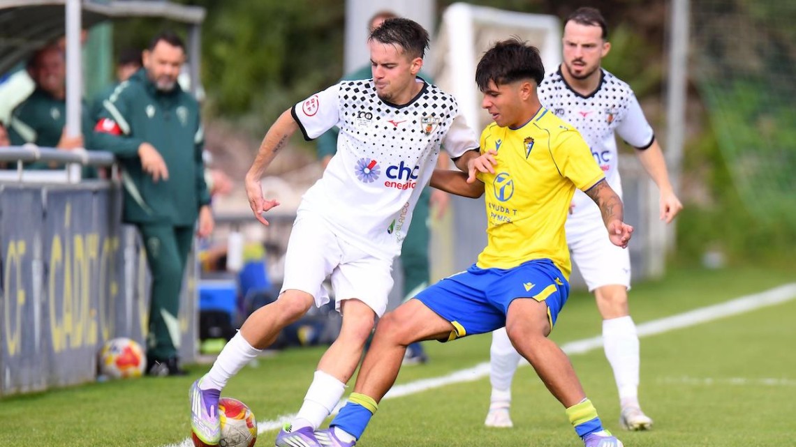 Abizanda intentar llevarse el esférico ante un rival del Cádiz B