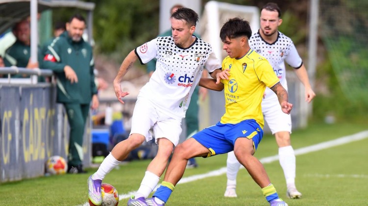 Abizanda intentar llevarse el esférico ante un rival del Cádiz B