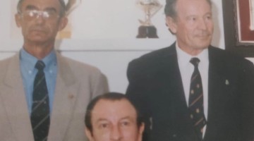 Pedro García, a la derecha, junto a Antonio Castro, socio fundador, y Ángel de la Riva, presidente en aquel entonces de la Real Federación Andaluza de Golf