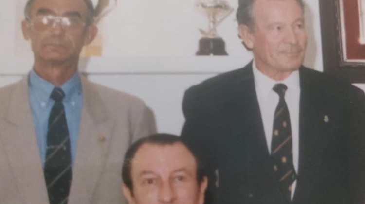 Pedro García, a la derecha, junto a Antonio Castro, socio fundador, y Ángel de la Riva, presidente en aquel entonces de la Real Federación Andaluza de Golf