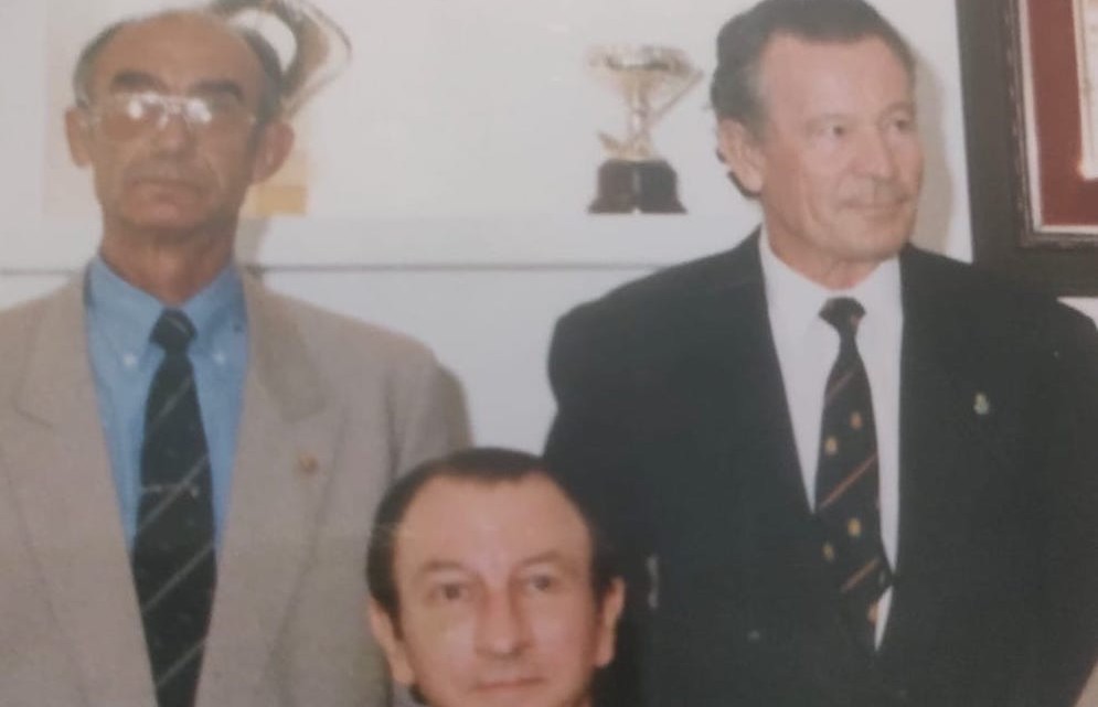 Pedro García, a la derecha, junto a Antonio Castro, socio fundador, y Ángel de la Riva, presidente en aquel entonces de la Real Federación Andaluza de Golf