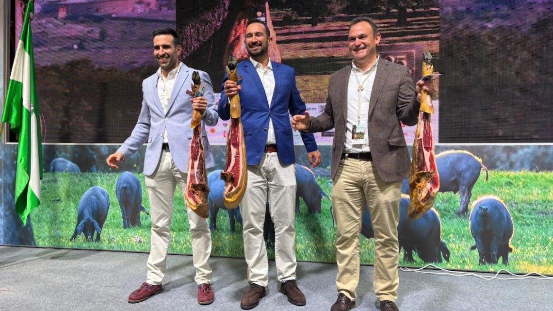 Los responsables de las tres empresas galardonadas en el concurso al mejor jamón de Los Pedroches