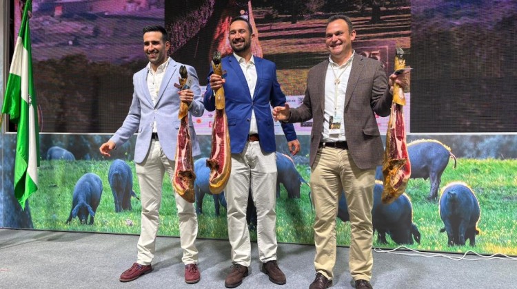 Los responsables de las tres empresas galardonadas en el concurso al mejor jamón de Los Pedroches