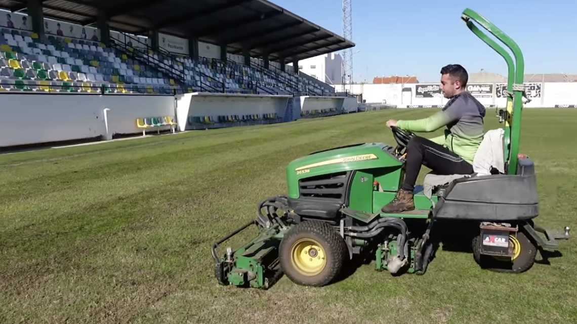 Trabajos en el terreno de juego del estadio Nuestra Señora de Luna
