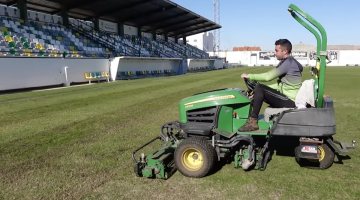 Trabajos en el terreno de juego del estadio Nuestra Señora de Luna