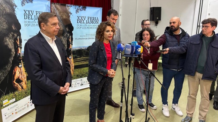 María Jesús Montero junto al ministro de Agricultura, Luis Planas, y al alcalde de Villanueva de Córdoba, Isaac Vioque